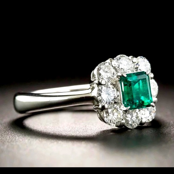 Simulated Emerald Luxury Ring Sz 8 - Picture 2 of 4